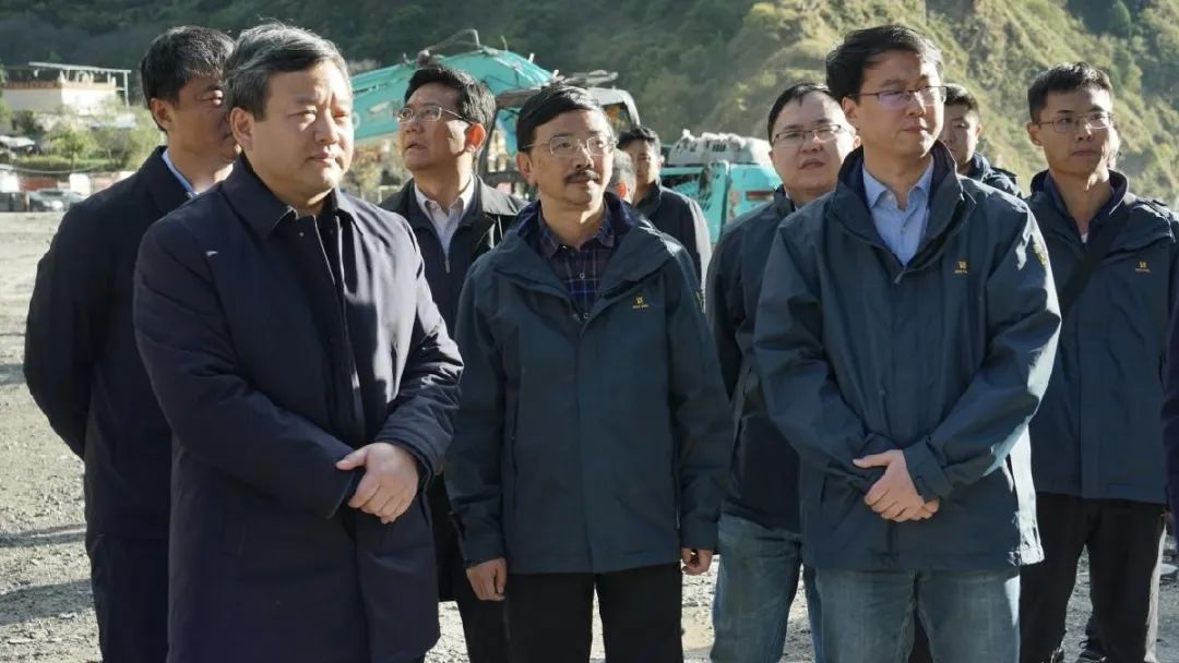 副省長曹立軍一行到我公司承擔的丹巴縣阿娘寨滑坡、梅龍溝泥石流應急監測項目指導工作