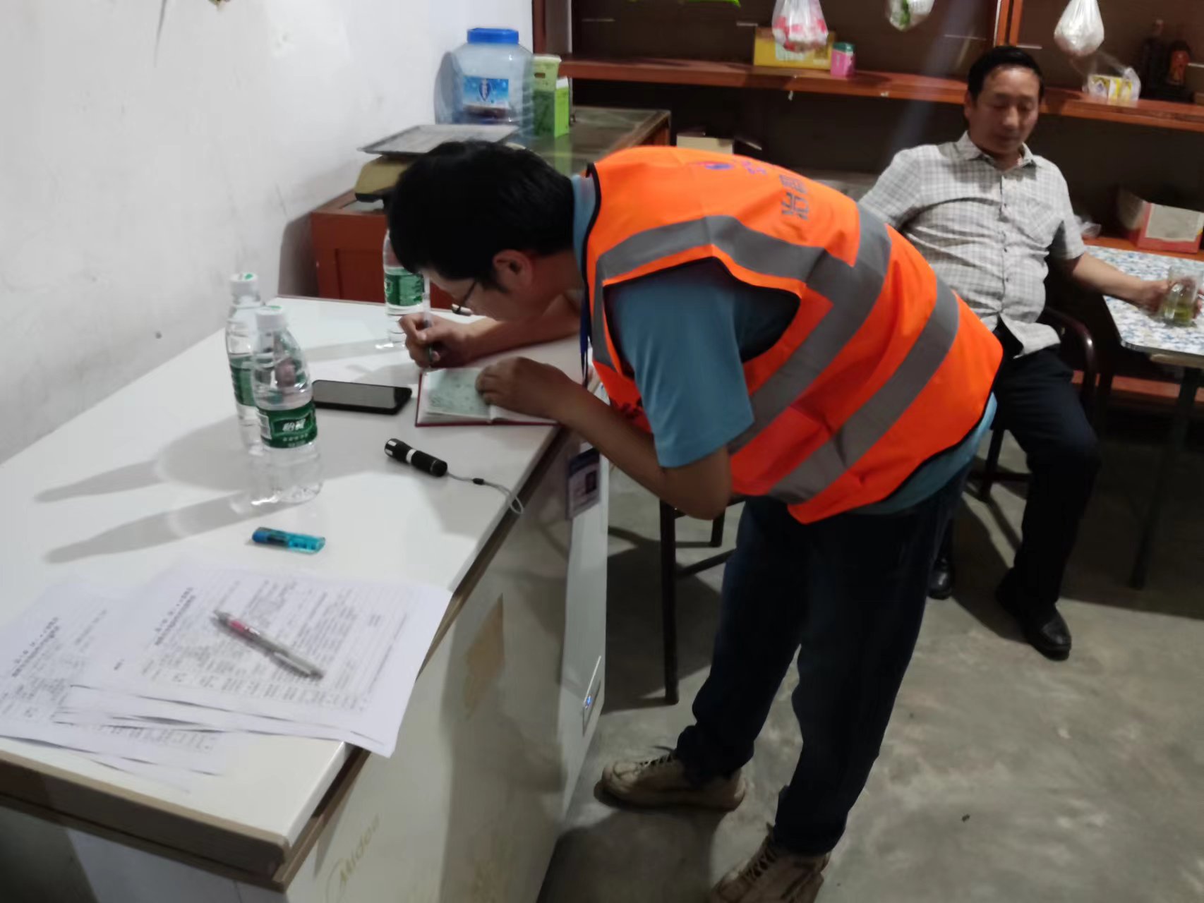 迅疾出發(fā)，火速馳援，勇挑重?fù)?dān)，堅(jiān)持做四川地質(zhì)災(zāi)害應(yīng)急搶險(xiǎn)排頭兵！